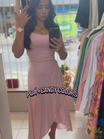 Conjunto rosa de poá com blusa de alça e saia midi transpassada.